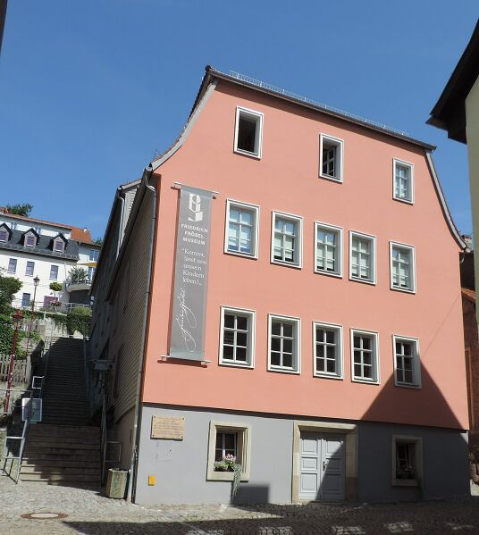 Datei:1072px-Fr.Fröbel.Museum.JPG