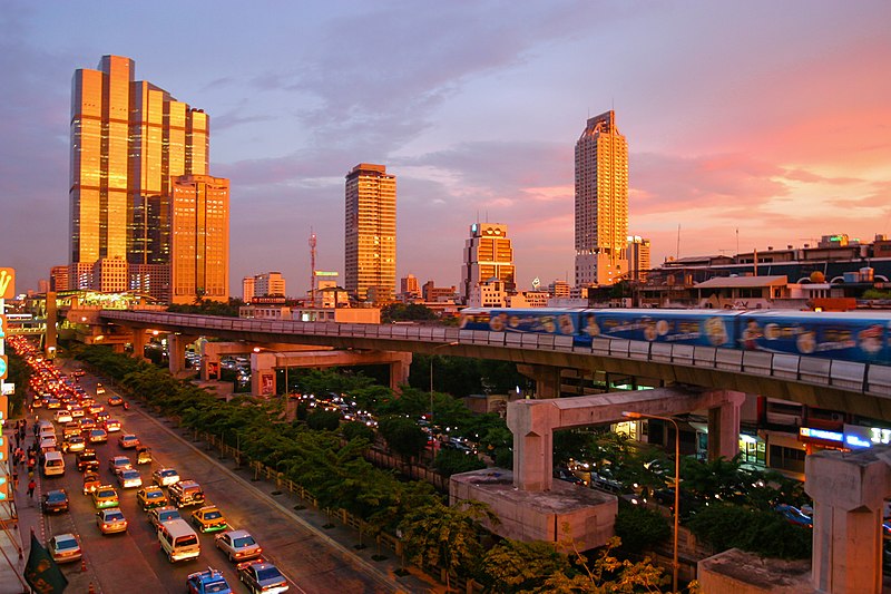Datei:Bangkok skytrain sunset.jpg