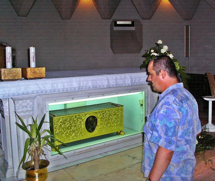 Datei:1065px-Reliquienaltar St. Thomas, Ortona 2.jpg
